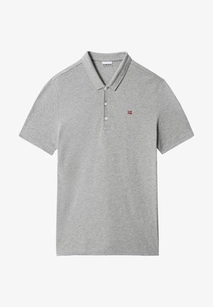 Polo gris à manches courtes avec patte de boutonnage trois boutons et petit logo drapeau rouge et blanc sur la poitrine gauche.
