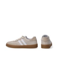 Beige Wildlederschuhe mit weißen Streifen und perforierter Textur, Gummisohle und Schnürung. Die Rückansicht zeigt ein glattes hinteres Panel.