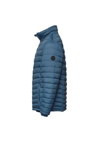 Veste matelassée bleue avec col montant et poches latérales zippées, vue de côté droit sur fond blanc.