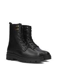 Zwarte leren enkellaarzen met metalen accenten, ronde neus, vetersluiting aan de voorkant en een robuuste zool. Gladde textuur en minimalistische designelementen.