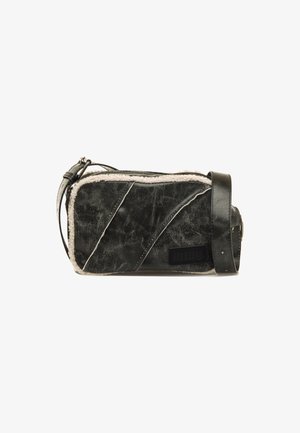 Pochette en cuir noir avec une surface texturée, des accents crème et une fermeture éclair. Comprend une sangle amovible et des coutures blanches contrastées.
