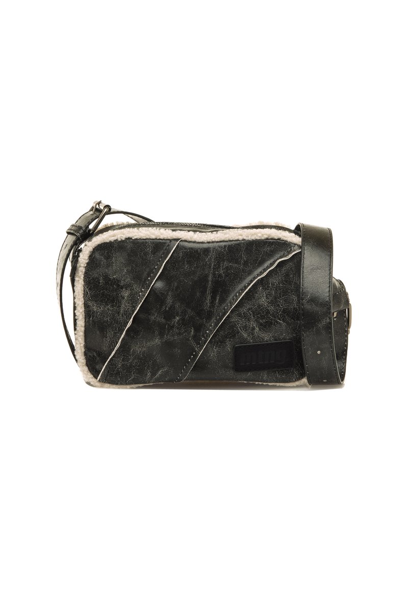 Funda de cuero negro con superficie texturizada, detalles en crema y cierre de cremallera. Presenta una correa desmontable y costuras en blanco contrastantes.