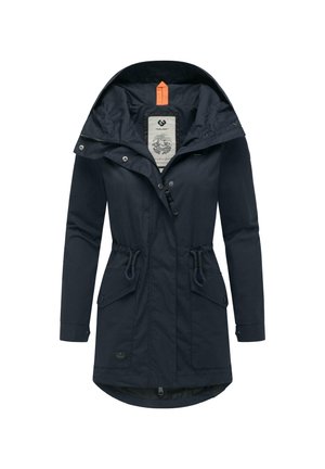 Giacca impermeabile navy con cappuccio, vita regolabile con cordino, tasche frontali, chiusura con zip e bottoni a pressione. Texture liscia e design ergonomico.