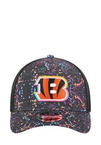 Schwarze Kappe mit einem lebhaften Spritzmuster in Farben wie Pink, Blau und Orange. Mit einem auffälligen, orange-schwarzen gestickten Logo.