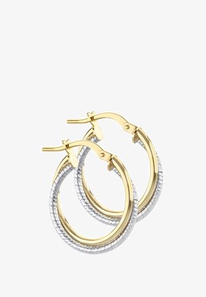 Kolczyki koła w odcieniach złota i srebra o splatanej strukturze, charakteryzujące się eleganckim wzorem i zapięciem zatrzaskowym zapewniającym bezpieczne noszenie.