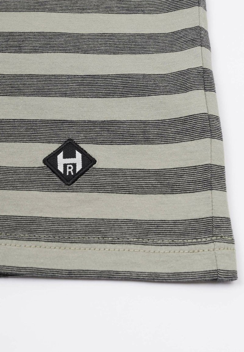 Herren T-Shirts basic | Honesty Rules ZIG ZAG T-Shirt print moos black/grün - ND27811 Herren T-Shirts basic | Honesty Rules ZIG ZAG T-Shirt print moos black/grün - ND27811