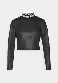 Czarny krótki top z długim rękawem wykonany z gładkiej ekologicznej skóry, z wysokim kołnierzem i białą taśmą z logo Calvin Klein.