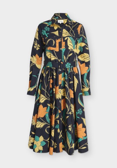 Robe à manches longues avec boutons, col et ceinture, sur fond noir avec de grands motifs floraux orange, jaune et bleu sarcelle.