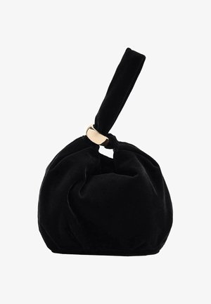 Borsa nera in velluto con un design a pieghe, manico annodato e dettagli in metallo dorato alla base del manico.