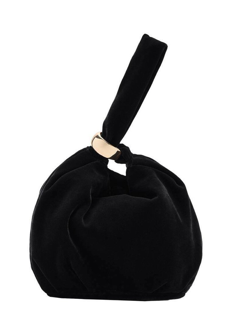 Crna baršunasta torbica s naboranim dizajnom, čvorastom ručkom i zlatnim metalnim detaljem na dnu ručke.