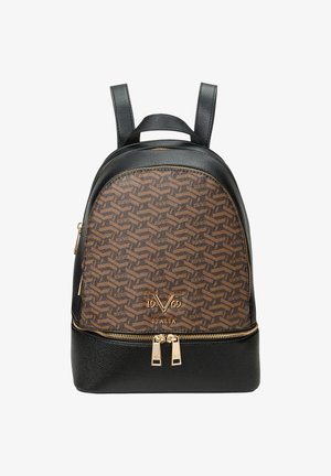 Bruine getextureerde nepleer rugzak met een zwarte gestructureerde onderkant, gouden ritsaccenten en verstelbare schouderbanden. Bevat een logoontwerp op de voorkant.