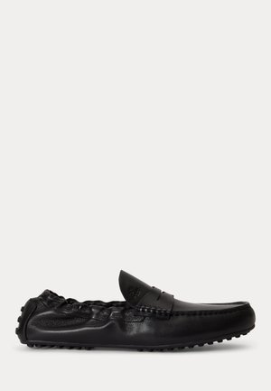 Zwarte leren penny loafer met mocassinnaaien en rubberen steenzool, met een elastische hiel voor een strakke pasvorm.