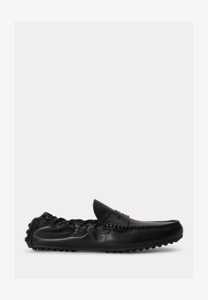 Zwarte leren penny loafer met mocassinnaaien en rubberen steenzool, met een elastische hiel voor een strakke pasvorm.