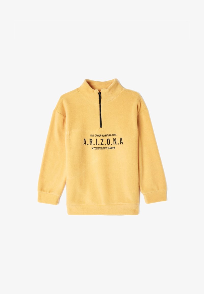Gelber Fleece-Pullover mit hohem Kragen, Frontreißverschluss bis zur Hälfte und schwarzem Text "WILD-CANYON-ADVENTURE-PARK A.R.I.Z.O.N.A."