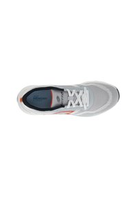 Chaussure de sport gris clair avec une tige en mesh, présentant des accents oranges et une semelle extérieure blanche. Comprend une semelle intérieure rembourrée marquée "Air Memory Foam."