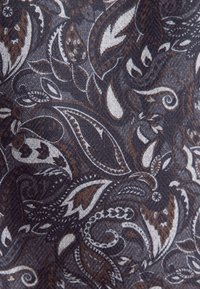 Tessuto stampato con uno sfondo scuro, caratterizzato da intricate forme paisley in toni di grigio e marrone, con una trama leggermente tessuta.