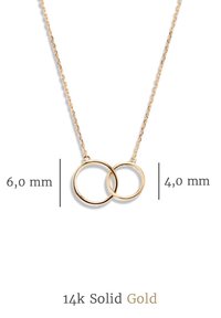 Collier en or massif 14 carats avec deux anneaux entrelacés, l'un mesurant 6,0 mm et l'autre 4,0 mm, sur une chaîne fine.