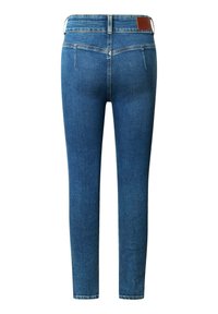 Uske slim-fit plave traperice s glatkom teksturom, petljama za remen, smešnim kožnim oznakama na leđima i standardnim zadnjim džepovima.