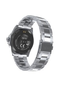 Montre connectée en acier inoxydable avec un cadran rond noir, bracelet en maillons métalliques argentés et logo de la marque gravé au dos.