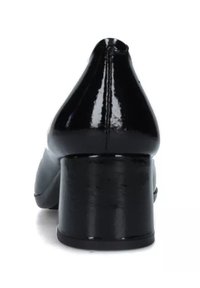 Décolleté in vernice nera con punta affusolata e tacco a blocco medio, caratterizzata da una texture liscia e lucida e linee pulite.
