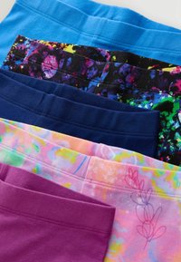 Leggings di cotone colorati disposti a strati: blu, blu scuro, stampa multicolore, rosa pastello con dettagli di design, viola vivace, fascia in vita testurizzata.