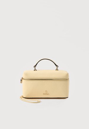 Beige rektangulær håndtaske i tekstureret læder med tophåndtag, lynlås, aftagelig rem og lille Furla-logo foran.