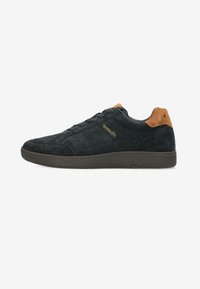 Sneaker nera in suede con finitura testurizzata, dettaglio in suede beige sul tallone, design con lacci e suola in gomma con battistrada decorato.