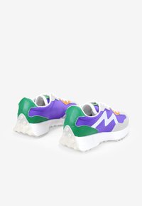 Zapatillas con un diseño multicolor que presenta materiales en morado, verde, naranja y gris. Suela de goma texturizada con patrones redondeados distintivos.