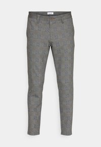 Pantalon gris à carreaux avec un tissu fin et structuré, doté d'une fermeture à boutons et d'une forme ajustée. Le motif comprend des grands et des petits carrés.