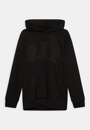 Sort hættetrøje med front-kangurulomme og præget "GAP"-logo på tværs af brystet, lange ærmer og en hættekrave.