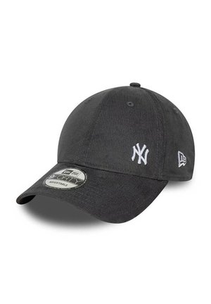 Schwarze verstellbare Baseballmütze mit glatter Textur. Verfügt über ein weiß gesticktes New York Yankees-Logo und ein hexagonales Logo-Patch an der Seite.