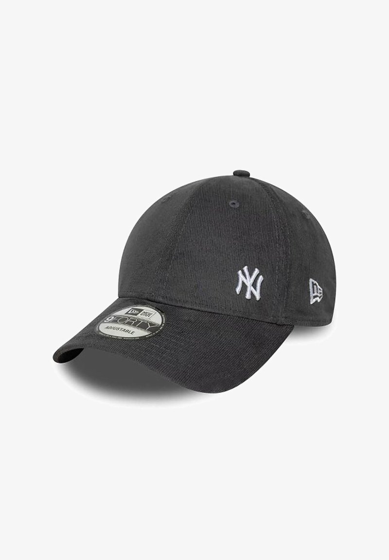 Schwarze verstellbare Baseballmütze mit glatter Textur. Verfügt über ein weiß gesticktes New York Yankees-Logo und ein hexagonales Logo-Patch an der Seite.