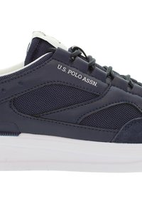 Scarpa sportiva di colore blu scuro con tomaia in mesh e pelle sintetica, suola bianca e dettagli grigi. Presenta il marchio "U.S. POLO ASSN.".