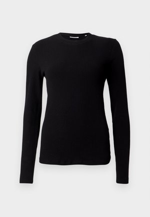 Haut noir à manches longues en maille côtelée avec un col rond et une coupe ajustée, présentant une texture douce et un design sans coutures.