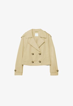Béžový skrátený trenčkot s dvojradovým zapínaním na gombíky, širokými klopami, ramennými epolety a manžetami so zapínaním na gombíky.