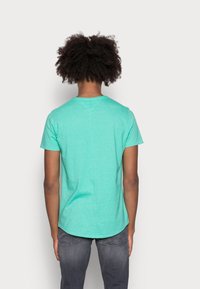 Tommy Jeans SLIM JASPE CREW NECK - T-shirt básica - tropic palm