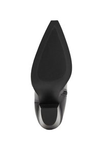 Suela de zapato negro de tacón alto con forma puntiaguda, superficie texturizada y ligera curvatura en el talón; con un acento negro liso.