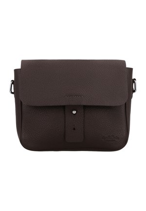 Dunkelbraune Leder-Umhängetasche mit Frontklappe, die mit einem einzelnen Druckknopf gesichert wird, und Metallseitringen zur Befestigung des Riemens.