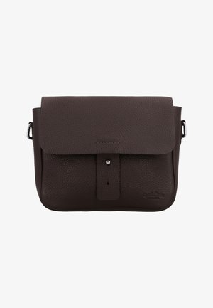 Tmavohnedá kožená crossbody taška s predným chlopňou zabezpečenou jedným zapínacím gombíkom a kovovými bočnými krúžkami na prichytenie popruhu.
