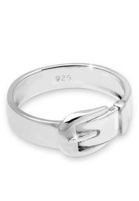 Srebrni prsten s dizajnom kopče, s glatkom, reflektirajući površinom. Ugravirano sa "925" za autentičnost srebra.