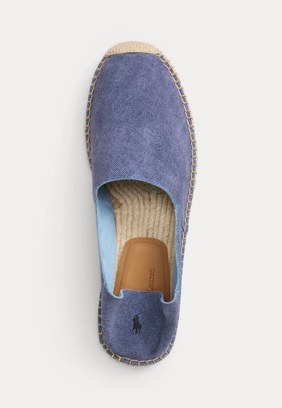 Μπλε ύφασμα εσπαντρίγια με μπεζ πλεγμένη σόλα, ραμμένη επένδυση και μαύρο λογότυπο παίκτη πόλο στην ετικέτα της φτέρνας, απόψη από ψηλά.