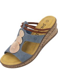 Sandalo con zeppa in suede blu con cinturini in pelle marrone. Presenta dettagli metallici rotondi e una soletta gialla imbottita. Suola texurizzata in sughero.