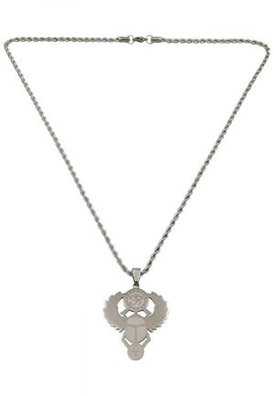 Collana in tonalità argento con un grande pendente che raffigura uno scarabeo con ali, dettagli intricati e una catena intrecciata.