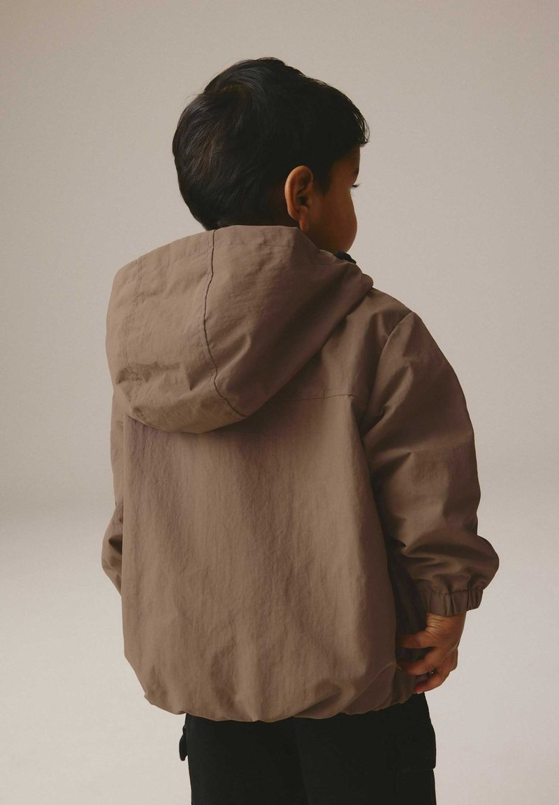 DESIGN - Giacca college oversize blu con stemmi
