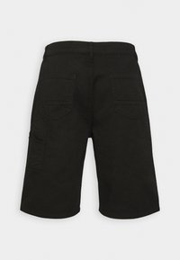 Černé kraťasy ke kolenům s zadními kapsami a boční kapsou typu cargo, vyrobené z denimu.