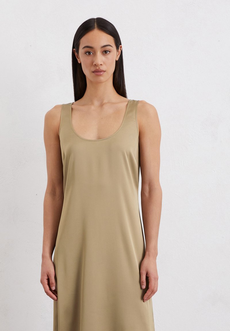 Elegantes, ärmelloses Kleid in einem hellen Olivgrün. Glatter, dehnbarer Stoff mit rundem Ausschnitt und fließendem Design, das bis zur Mitte der Wade reicht.