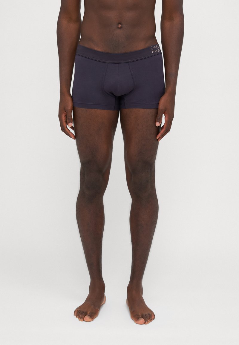 Dunkelmarineblaue Boxershorts aus glattem Stoff, mit enganpassendem Schnitt und einem weichen Bund mit dezentem Branding.