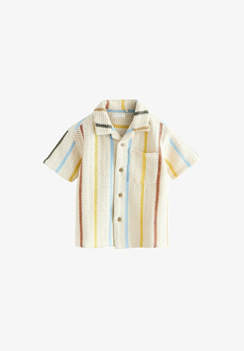 Chemise à manches courtes en crochet avec boutons sur le devant, dotée d'une poche avant, présentant des rayures verticales en bleu, jaune, marron et noir sur un fond crème.