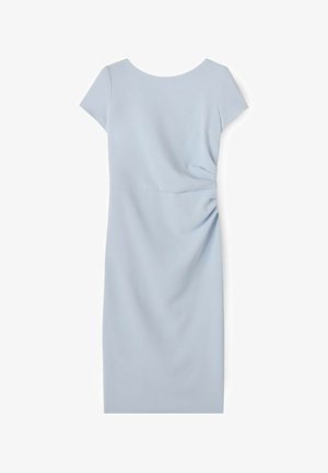 Vestito azzurro chiaro al ginocchio con maniche corte e dettaglio arricciato sul lato destro della vita, silhouette aderente.
