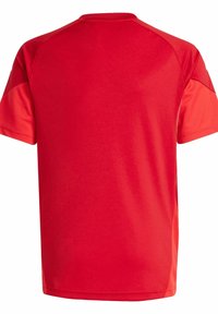 Rood sportshirt met korte mouwen en een ronde halslijn, gemaakt van gladde stof. Heeft contrasterende textuurmouwen en subtiele stikdetails.
